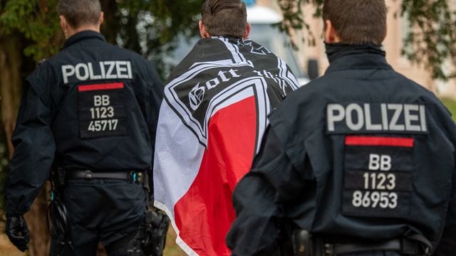 Ein Mann wird während einer Demonstration von sogenannten Reichsbürgern von der Polizei abgeführt.