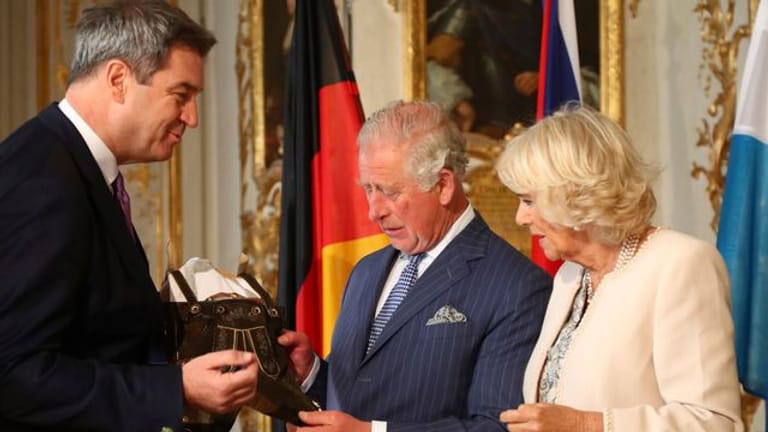 "Servus": Prinz Charles und seine Frau, Herzogin Camilla, zu Gast beim bayerischen Ministerpräsidenten Markus Söder (l).