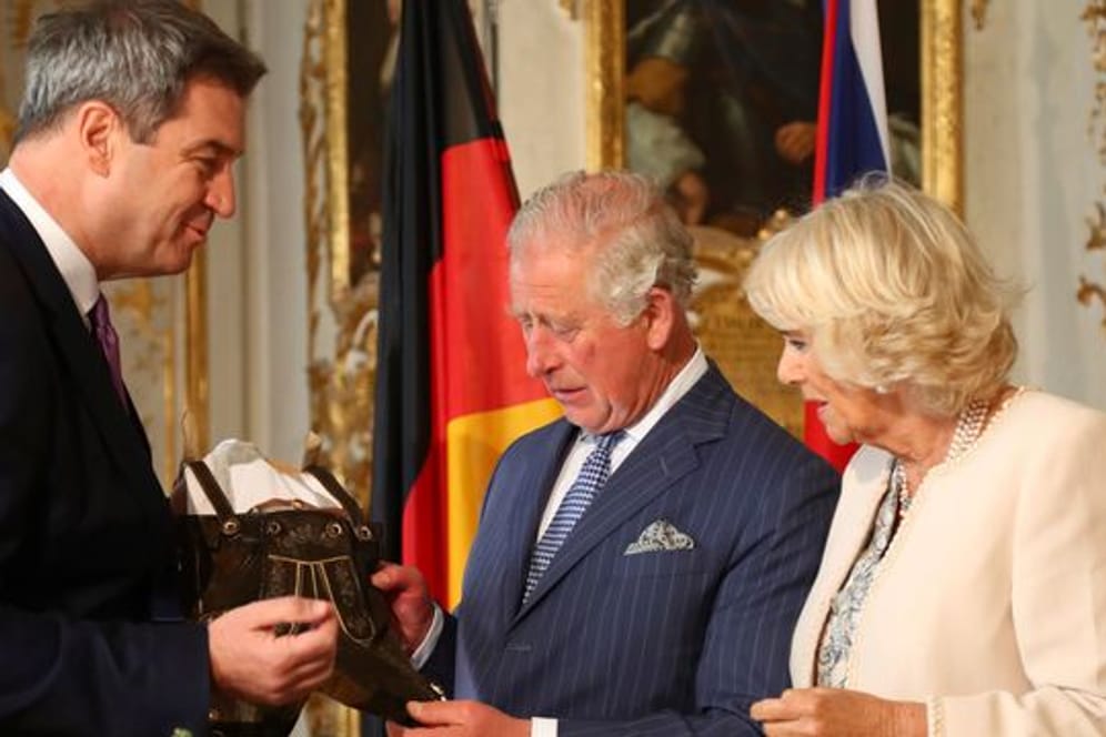 "Servus": Prinz Charles und seine Frau, Herzogin Camilla, zu Gast beim bayerischen Ministerpräsidenten Markus Söder (l).