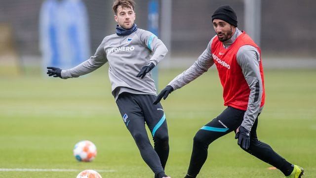 Lukas Klünter (l) und Ishak Belfodil beim Hertha-Training.