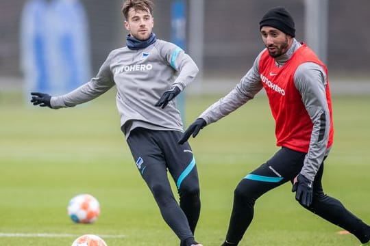 Lukas Klünter (l) und Ishak Belfodil beim Hertha-Training.