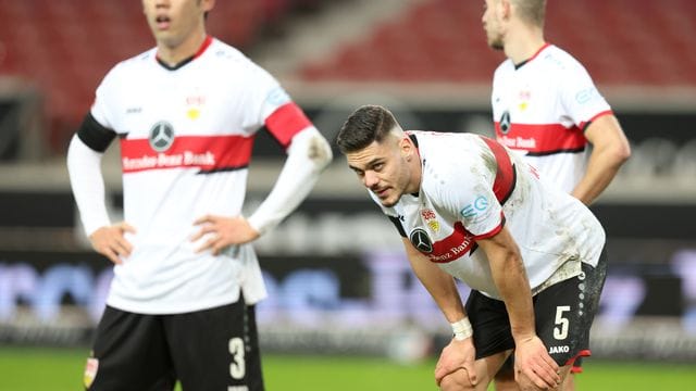 Stuttgarts Abwehrspieler Konstantinos Mavropanos (M) hat sich mit dem Coronavirus infiziert. Stuttgarts Abwehrspieler Konstantinos Mavropanos (M) hat sich mit dem Coronavirus infiziert.