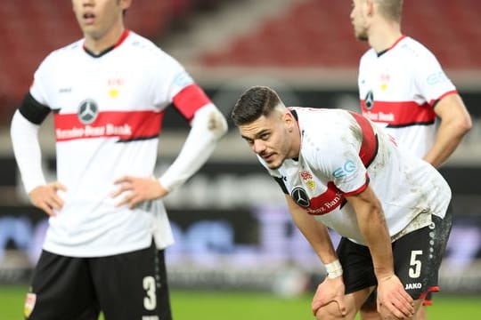 Stuttgarts Abwehrspieler Konstantinos Mavropanos (M) hat sich mit dem Coronavirus infiziert.