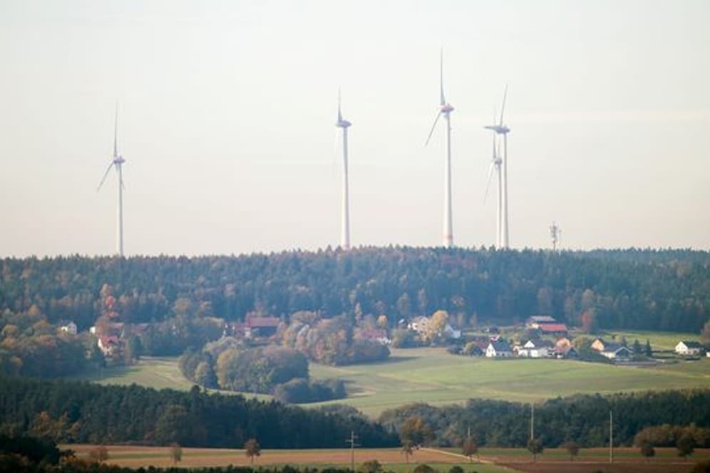 Windräder stehen in einem Wald in Bayern.