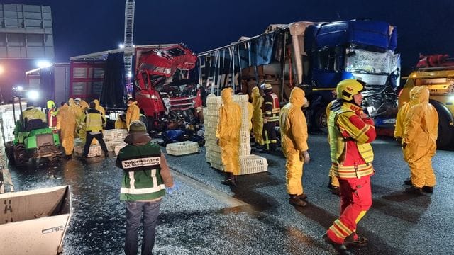 Einsatzkräfte arbeiten an einer Unfallstelle auf der A2.