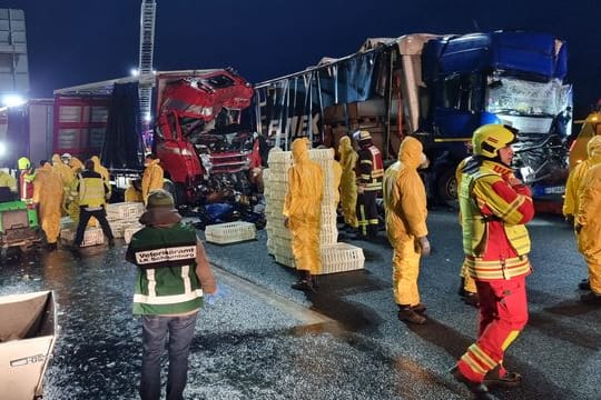 Einsatzkräfte arbeiten an einer Unfallstelle auf der A2.