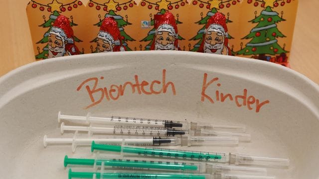 Aufgezogene Spritzen mit dem Kinder-Impfstoff von Biontech. Aufgezogene Spritzen mit dem Kinder-Impfstoff von Biontech.