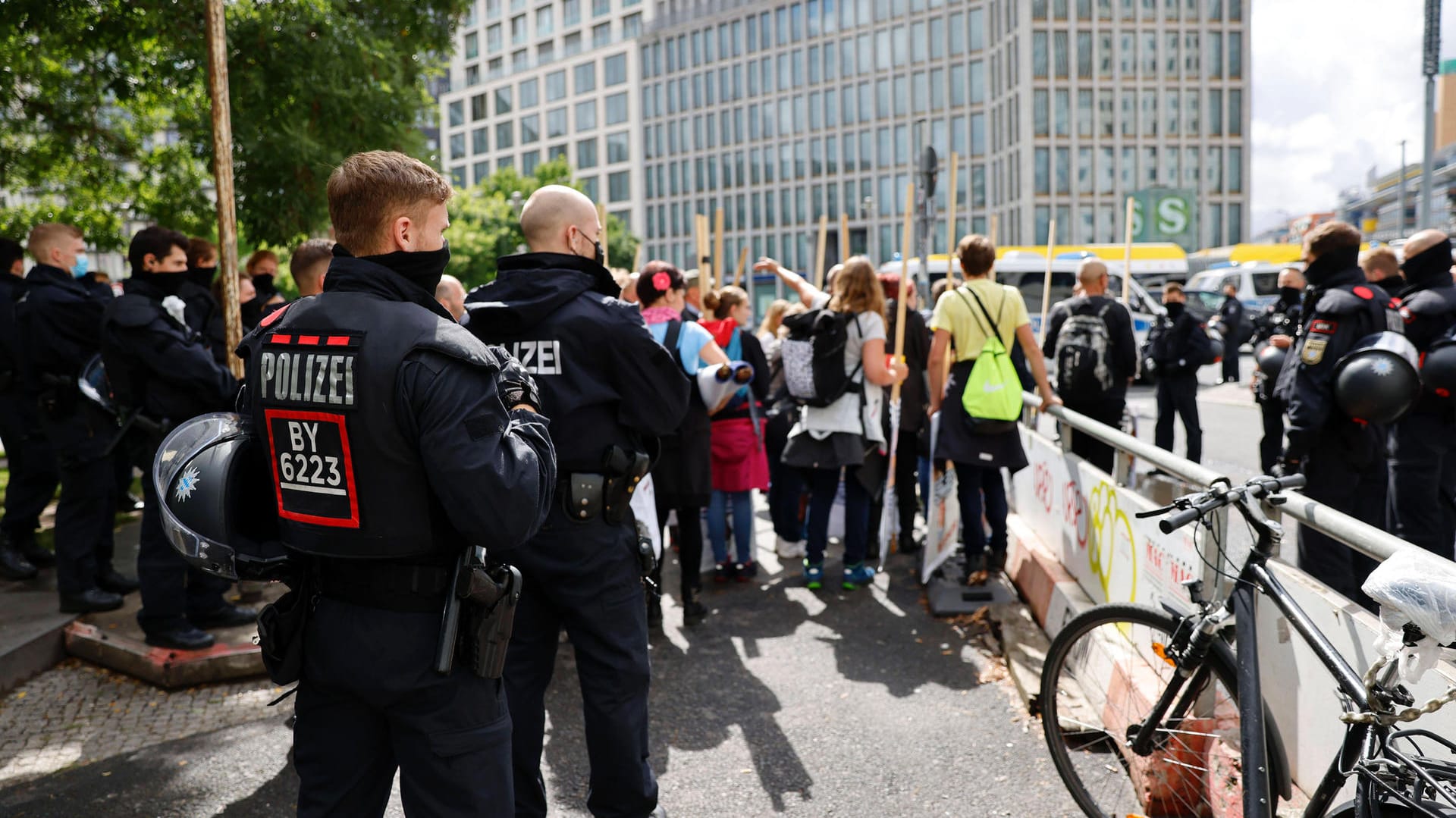 Demonstrationen gegen die Corona-Politik: Leider gebe es auch bei Polizisten vereinzelt "pressefeindliche Einstellungen", so Kinkel.