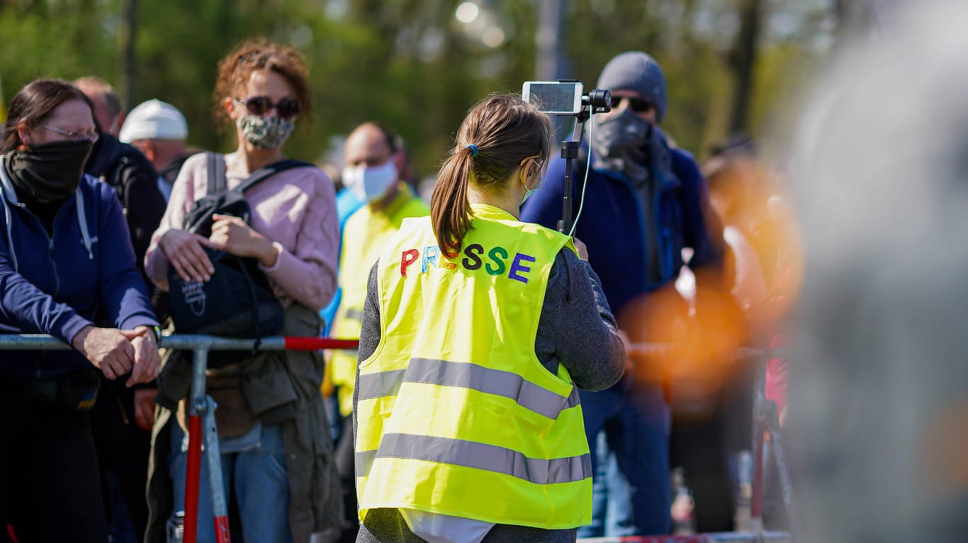 Medienaktivistin filmt mit ihrem Telefon eine Demonstration: Die Angriffe gegen Medienschaffende haben erneut einen Höhepunkt erreicht, sagt Lutz Kinkel.
