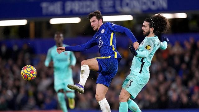 Chelseas Mason Mount (l) in Aktion gegen Marc Cucurella von Brighton.