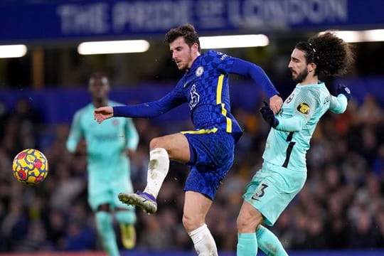 Chelseas Mason Mount (l) in Aktion gegen Marc Cucurella von Brighton.