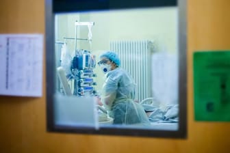 Eine Assistenzärztin betreut auf der Intensivstation des Gemeinschaftskrankenhauses Havelhöhe einen Covid-19-Patienten.