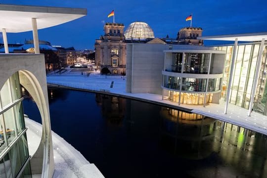 Blick auf das Regierungsviertel mit dem Reichstagsgebäude, dem Elisabeth-Lüders-Haus (l.