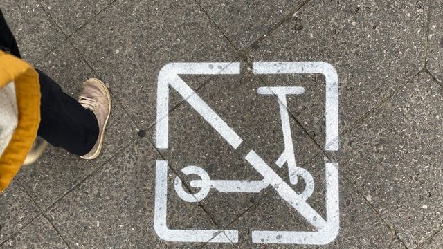 Ein Piktogramm auf einem Gehweg zeigt, dass E-Scooter-Fahrer hier nicht fahren und wild parken dürfen.
