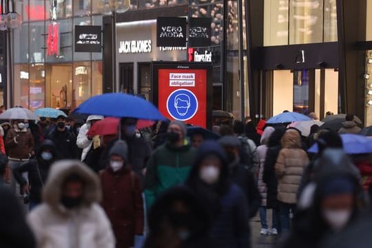 Nur 15 Prozent der Befragten sind der Meinung, dass die Pandemie 2022 weitgehend oder vollständig überwunden wird.