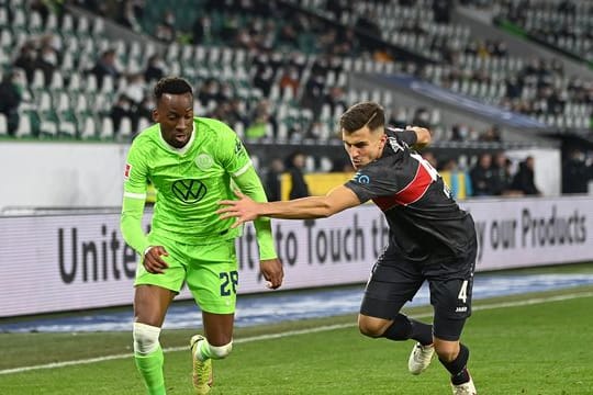 Wolfsburgs Dodi Lukebakio (l) wurde positiv auf das Coronavirus getestet.