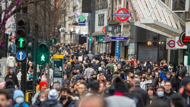 Menschen flanieren durch das Londoner West End.