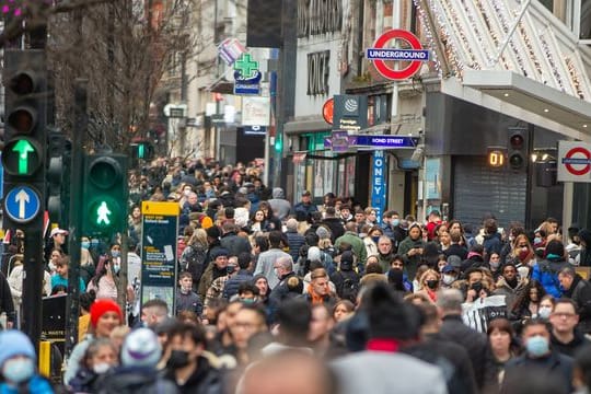 Menschen flanieren durch das Londoner West End.