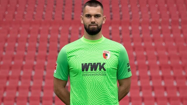 Augsburgs Torhüter Tomas Koubek fällt nach Corona-Infektion aus. Augsburgs Torhüter Tomas Koubek fällt nach Corona-Infektion aus.