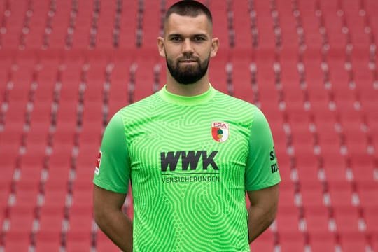 Augsburgs Torhüter Tomas Koubek fällt nach Corona-Infektion aus.