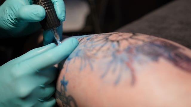 Die chinesische Regierung hat sämtlichen Fußball-Nationalspielern verboten, sich neue Tattoos stechen zu lassen. Die chinesische Regierung hat sämtlichen Fußball-Nationalspielern verboten, sich neue Tattoos stechen zu lassen.