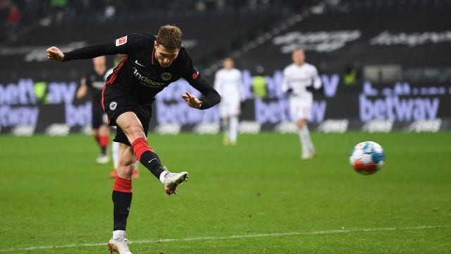 Eintracht Frankfurts Kristijan Jakic hat sich mit dem Coronavirus infiziert. Eintracht Frankfurts Kristijan Jakic hat sich mit dem Coronavirus infiziert.