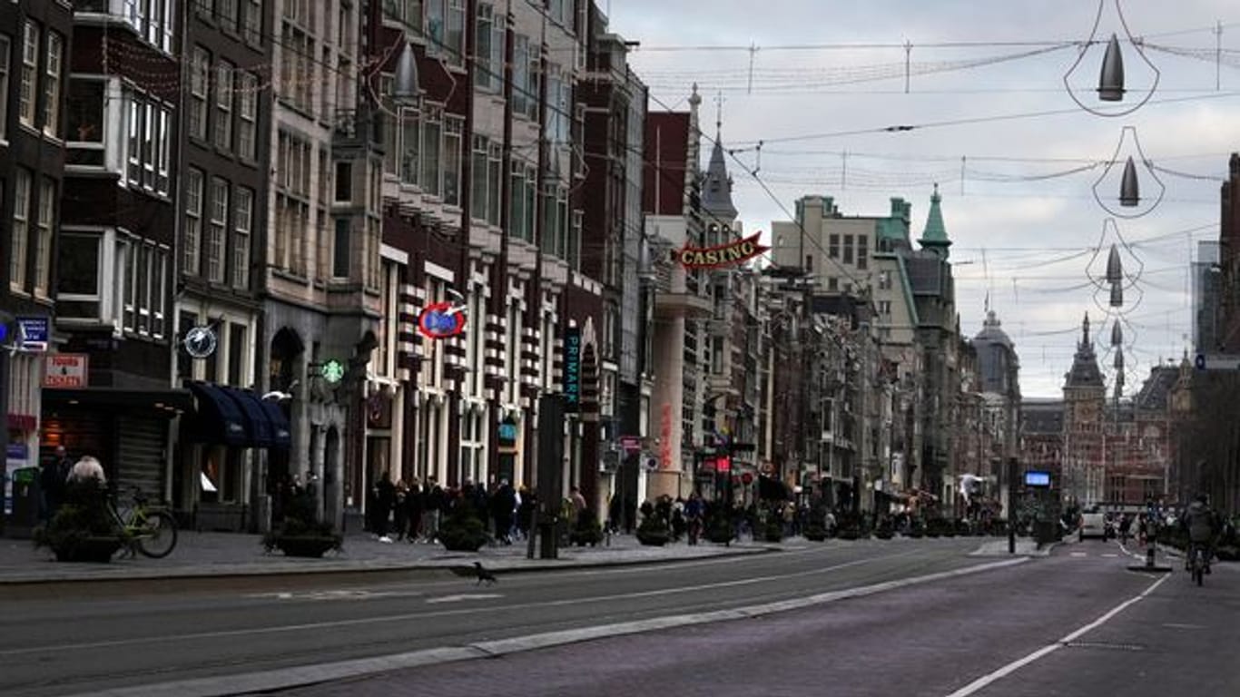 Eine fast menschenleere Straße in Amsterdam.