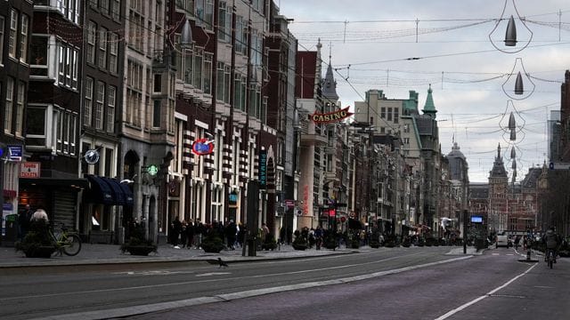 Eine fast menschenleere Straße in Amsterdam. Eine fast menschenleere Straße in Amsterdam.