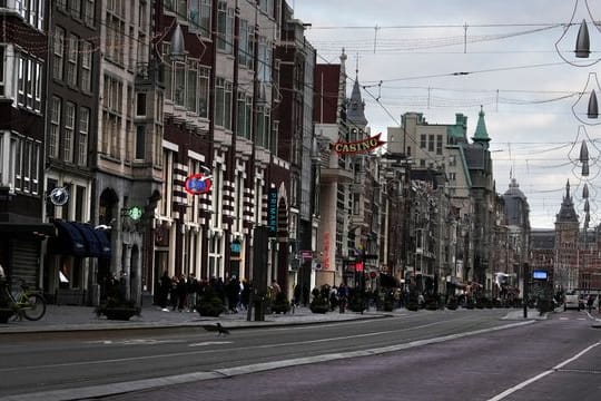 Eine fast menschenleere Straße in Amsterdam.