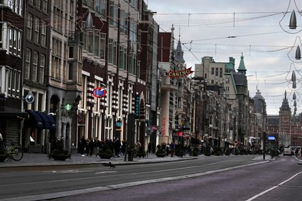 Eine fast menschenleere Straße in Amsterdam.