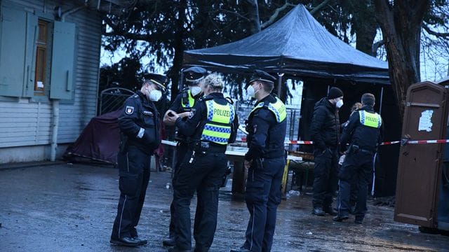 Einsatzkräfte der Polizei stehen vor dem Gebäude der Drogenberatung in Hamburg. Einsatzkräfte der Polizei stehen vor dem Gebäude der Drogenberatung in Hamburg.