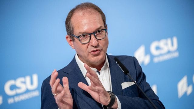 Sobald der "hingetrickste Nachtragshaushalt" im Gesetzblatt stehe, werde die Unionsfraktion Klage einreichen, sagt Alexander Dobrindt. Sobald der "hingetrickste Nachtragshaushalt" im Gesetzblatt stehe, werde die Unionsfraktion Klage einreichen, sagt Alexander Dobrindt.
