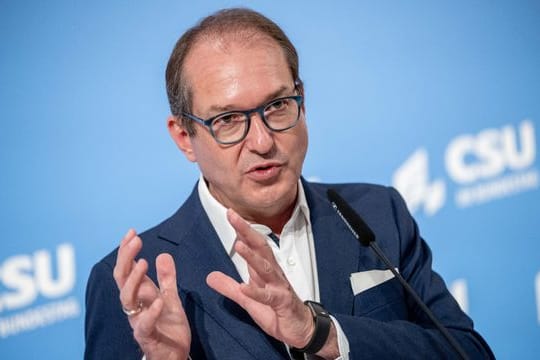 Sobald der "hingetrickste Nachtragshaushalt" im Gesetzblatt stehe, werde die Unionsfraktion Klage einreichen, sagt Alexander Dobrindt.