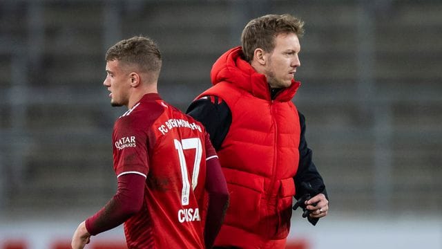 Vor dem Absprung beim FC Bayern: Michael Cuisance (l) geht an Trainer Nagelsmann vorbei. Vor dem Absprung beim FC Bayern: Michael Cuisance (l) geht an Trainer Nagelsmann vorbei.