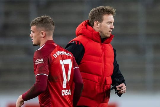 Vor dem Absprung beim FC Bayern: Michael Cuisance (l) geht an Trainer Nagelsmann vorbei.