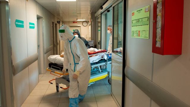 Medizinisches Personal verlegt einen Corona-Patienten (Symbolbild): In den Niederlanden soll ein Pfleger am Tod von bis zu 24 Menschen beteiligt gewesen sein. Medizinisches Personal verlegt einen Corona-Patienten (Symbolbild): In den Niederlanden soll ein Pfleger am Tod von bis zu 24 Menschen beteiligt gewesen sein.