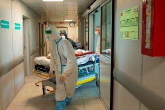 Medizinisches Personal verlegt einen Corona-Patienten (Symbolbild): In den Niederlanden soll ein Pfleger am Tod von bis zu 24 Menschen beteiligt gewesen sein.