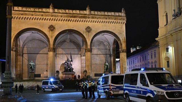 Die Polizei war mit einem zahlreichen Beamten am Münchner Odeonsplatz im Einsatz. Die Polizei war mit einem zahlreichen Beamten am Münchner Odeonsplatz im Einsatz.