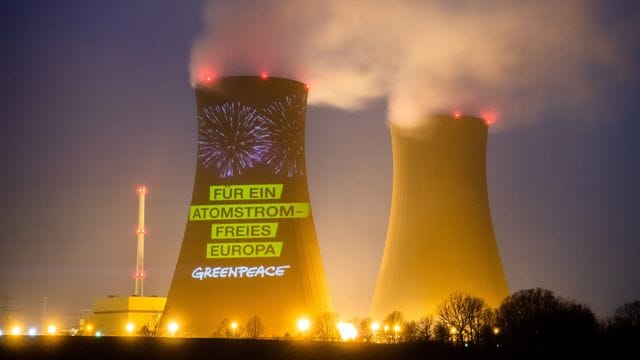 "Für ein atomstromfreies Europa": Eine Projektion am Atomkraftwerk Grohnde.