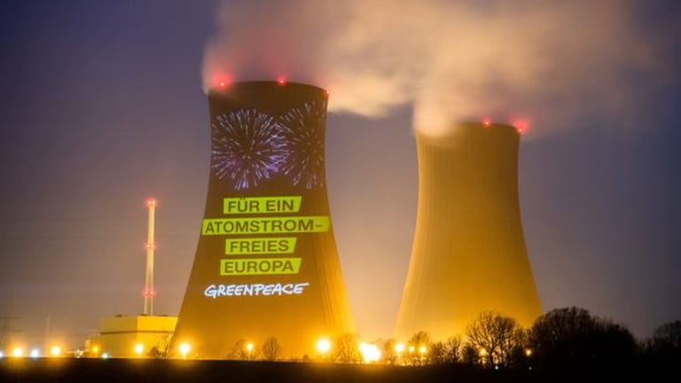 "Für ein atomstromfreies Europa": Eine Projektion am Atomkraftwerk Grohnde.