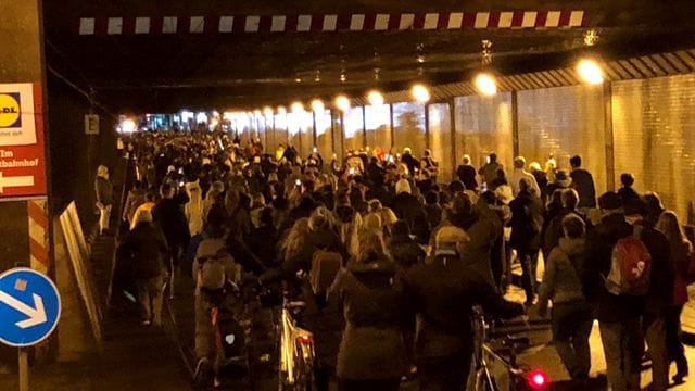 Teilnehmende von Protesten gegen die Coronamaßnahmen in Nürnberg. Teilnehmende von Protesten gegen die Coronamaßnahmen in Nürnberg.