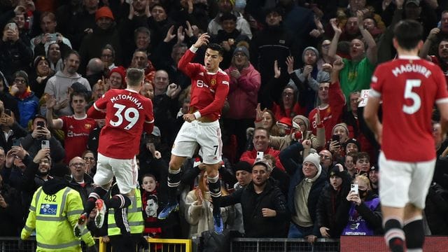 Cristiano Ronaldo (M) jubelt nach seinem Tor zum 3:0 für Manchester United. Cristiano Ronaldo (M) jubelt nach seinem Tor zum 3:0 für Manchester United.