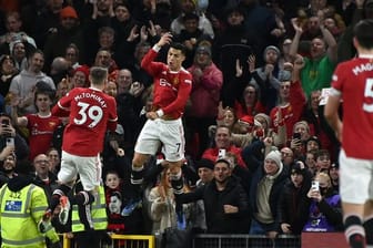 Cristiano Ronaldo (M) jubelt nach seinem Tor zum 3:0 für Manchester United.