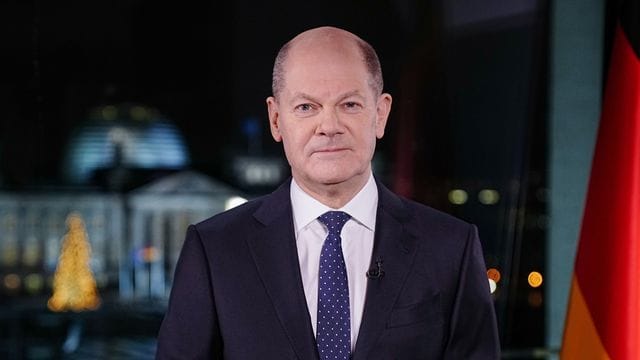 "Wir müssen schneller sein als das Virus", sagt Olaf Scholz bei seiner ersten Neujahrsansprache als Kanzler. "Wir müssen schneller sein als das Virus", sagt Olaf Scholz bei seiner ersten Neujahrsansprache als Kanzler.