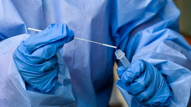 Eine Krankenschwester eines mobilen Test-Teams führt eine Corona-Testung durch. Eine Krankenschwester eines mobilen Test-Teams führt eine Corona-Testung durch.