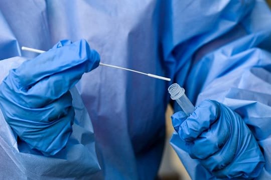 Eine Krankenschwester eines mobilen Test-Teams führt eine Corona-Testung durch.