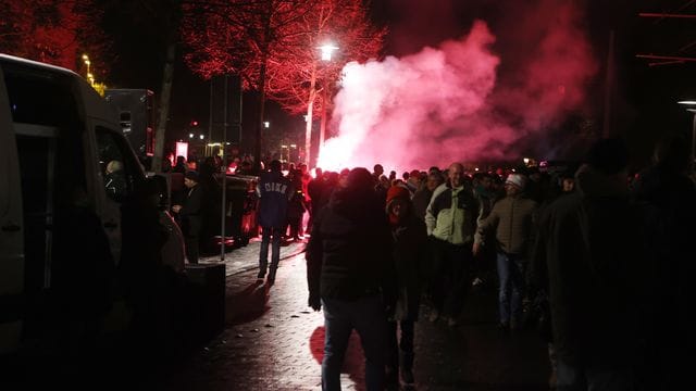 Ein bengalisches Feuer wird vor Beginn eines sogenannten Corona Spaziergang gegen die Coronamaßnahmen vor dem Theater in Gera gezündet. Ein bengalisches Feuer wird vor Beginn eines sogenannten Corona Spaziergang gegen die Coronamaßnahmen vor dem Theater in Gera gezündet.