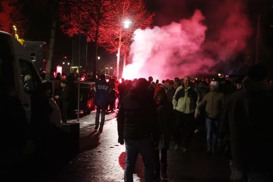 Ein bengalisches Feuer wird vor Beginn eines sogenannten Corona Spaziergang gegen die Coronamaßnahmen vor dem Theater in Gera gezündet.