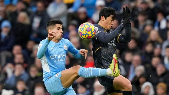 João Cancelo (l) von Manchester City wurde überfallen. João Cancelo (l) von Manchester City wurde überfallen.