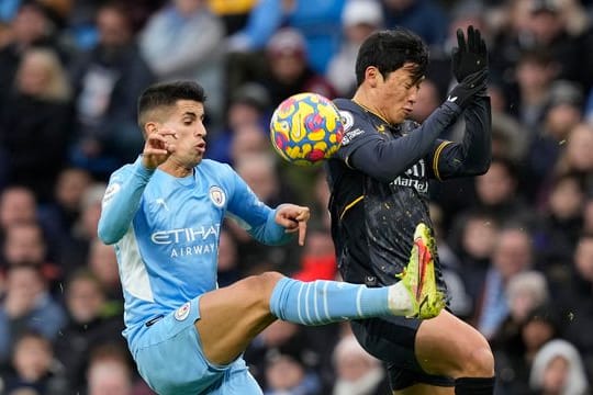 João Cancelo (l) von Manchester City wurde überfallen.